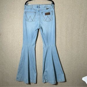 Wrangler High Rise Flare Jeans Womens Actual Size 32X34 Light Wash Bell Bottom
